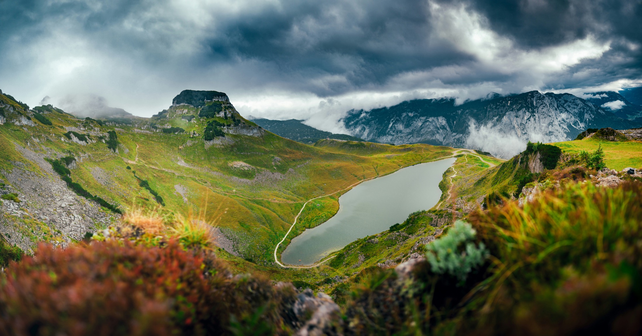 暴风云压顶的高原山地